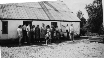 KLITROSEVEJ 11. Sommergæster venter på mælkevognen 1949
